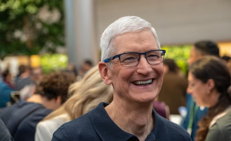 CEO de Apple se une a cumbre con primer ministro chino mientras la economía se hunde