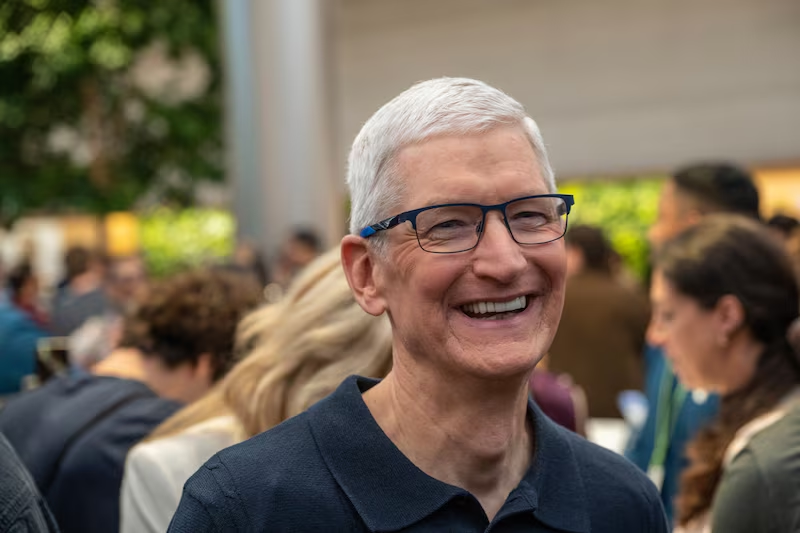 CEO de Apple se une a cumbre con primer ministro chino mientras la economía se hunde