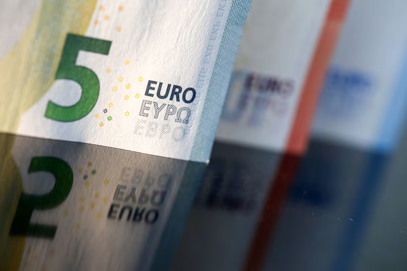 El euro cierra su peor mes en más de un año al empeorar las perspectivas económicas