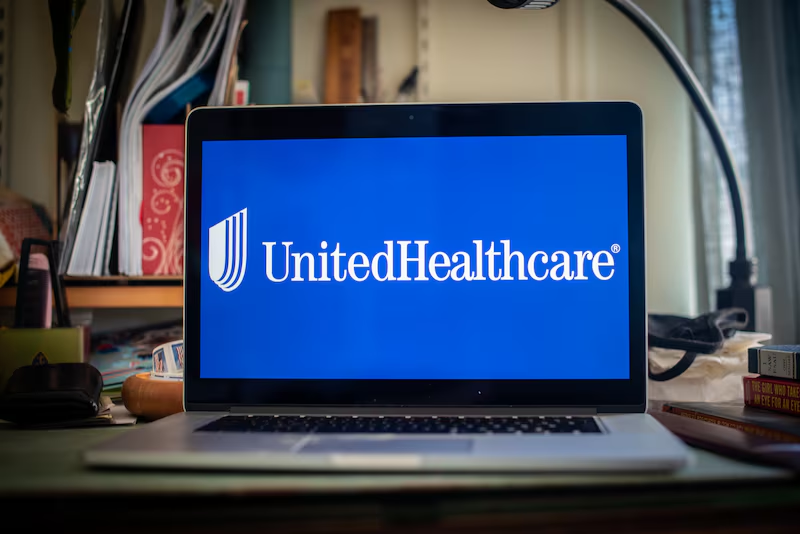 CEO de UnitedHealthcare muere en un tiroteo en Manhattan