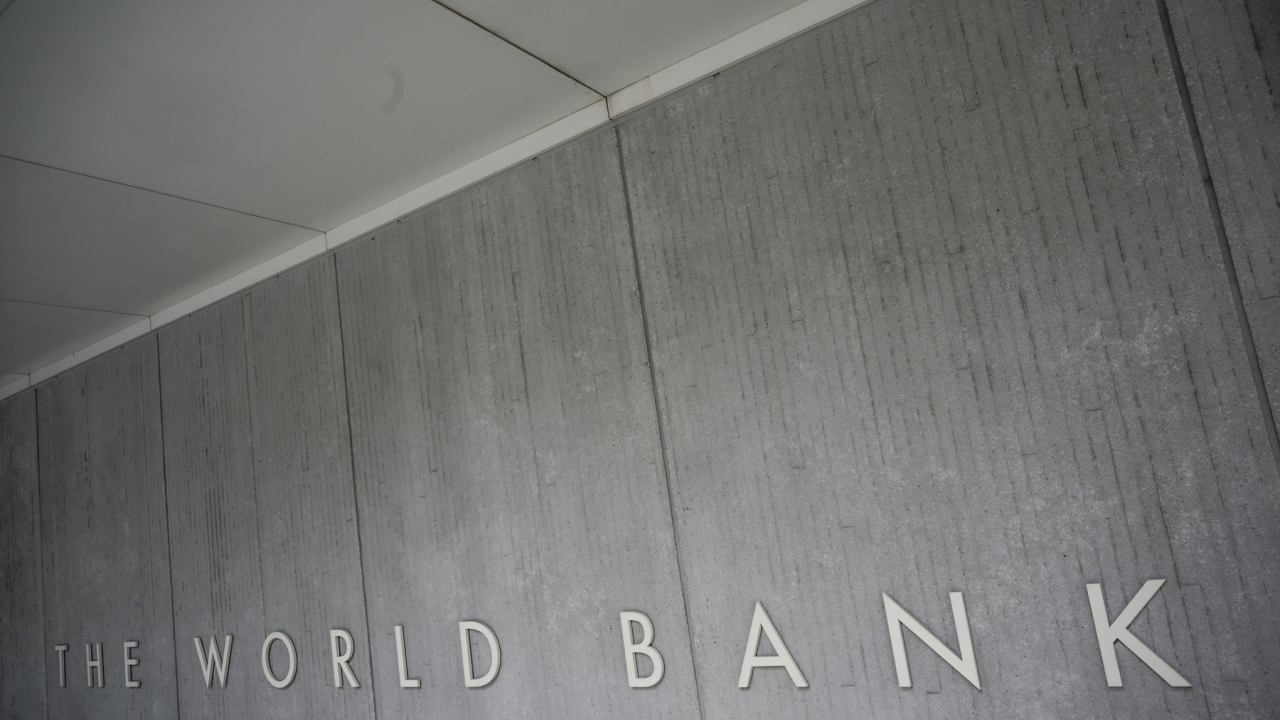 Banco Mundial: países en desarrollo gastaron 1.4 billones dólares en servicio deuda externa en 2023