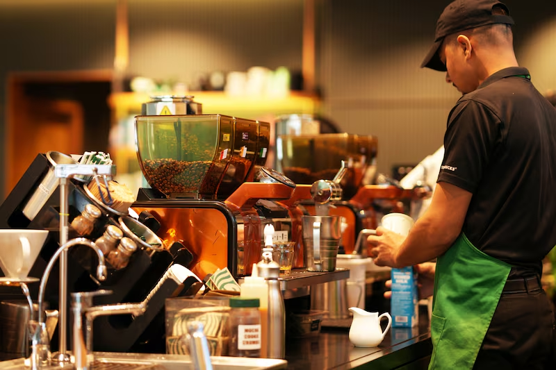 Starbucks: aumentos salariales a los baristas serán menores tras un año difícil