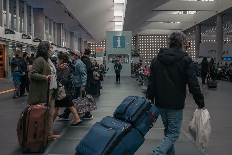 Sheinbaum revisará ley que permite a las aerolíneas sobrevender vuelos en México
