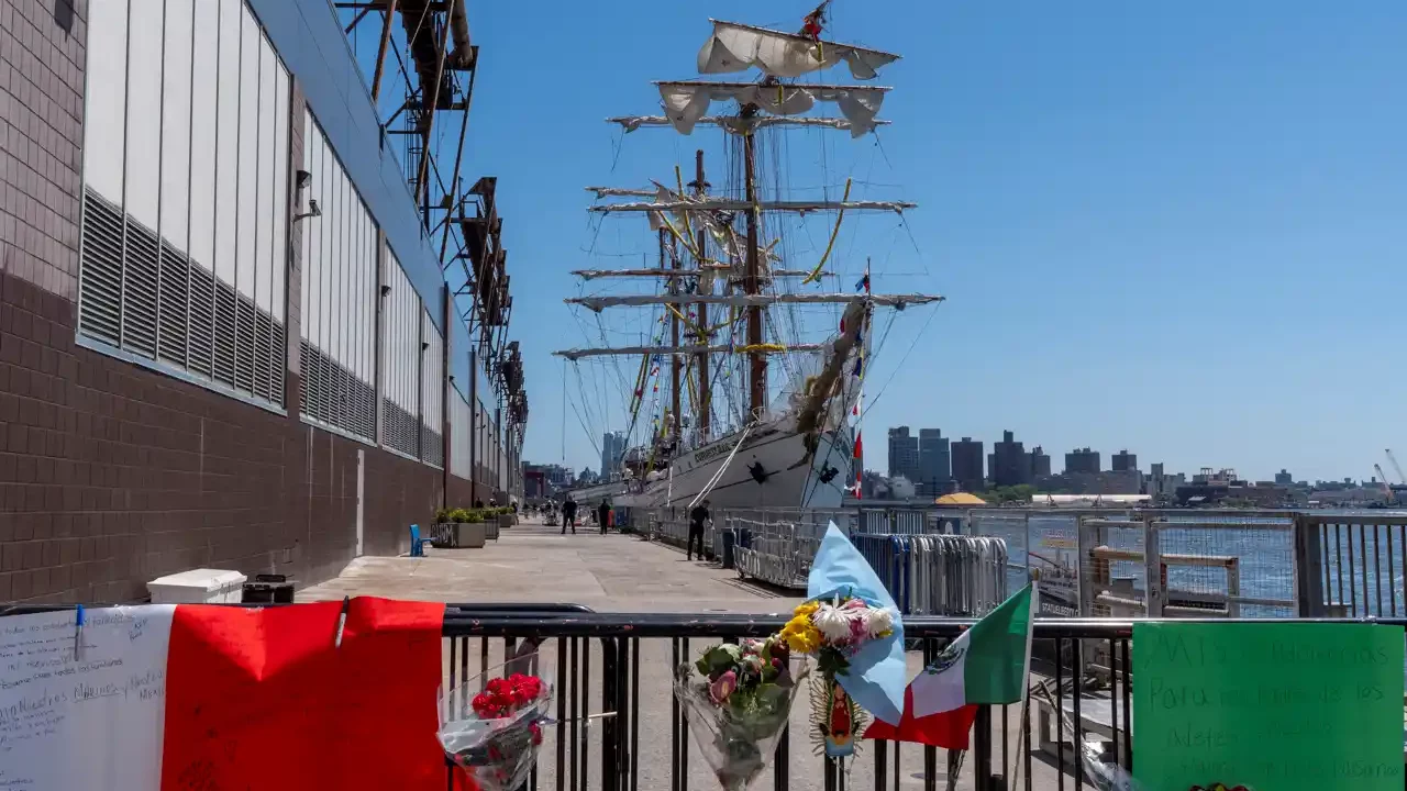 Autoridades recibieron 3 llamadas de asistencia del buque Cuauhtémoc 4 minutos después de zarpar