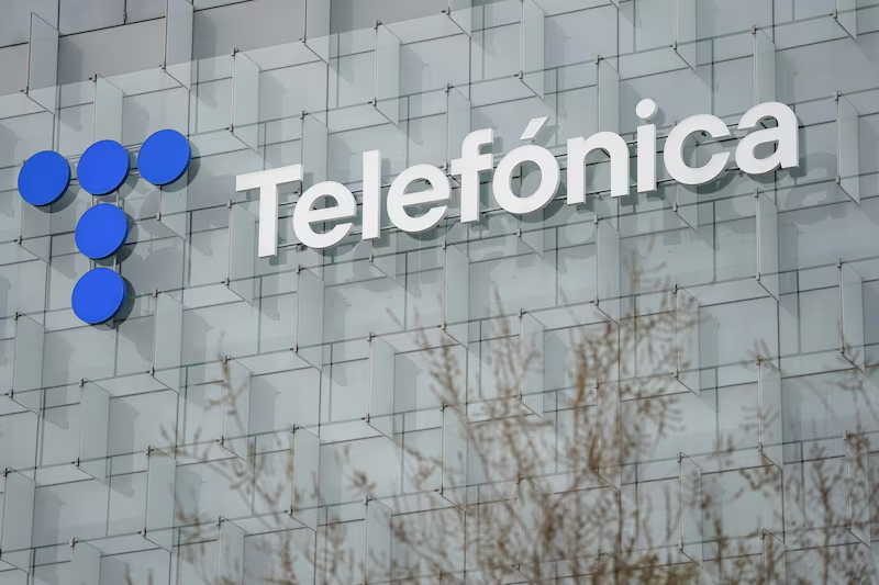 Telefónica estudia aumentar su participación en la filial brasileña de fibra óptica