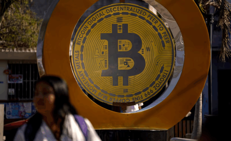 El Salvador sigue comprando bitcoin pese a compromiso con el FMI
